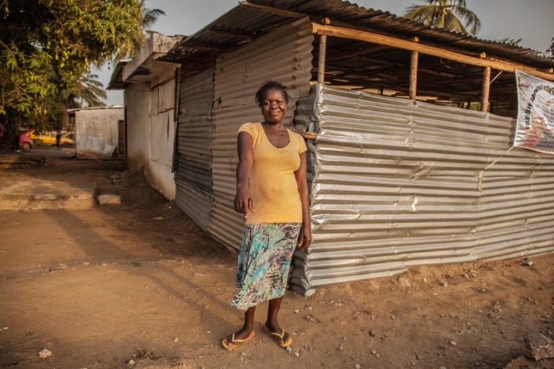 Comfort Fayiah viser meg stedet på bakken hvor hun fødte tvillingene. 