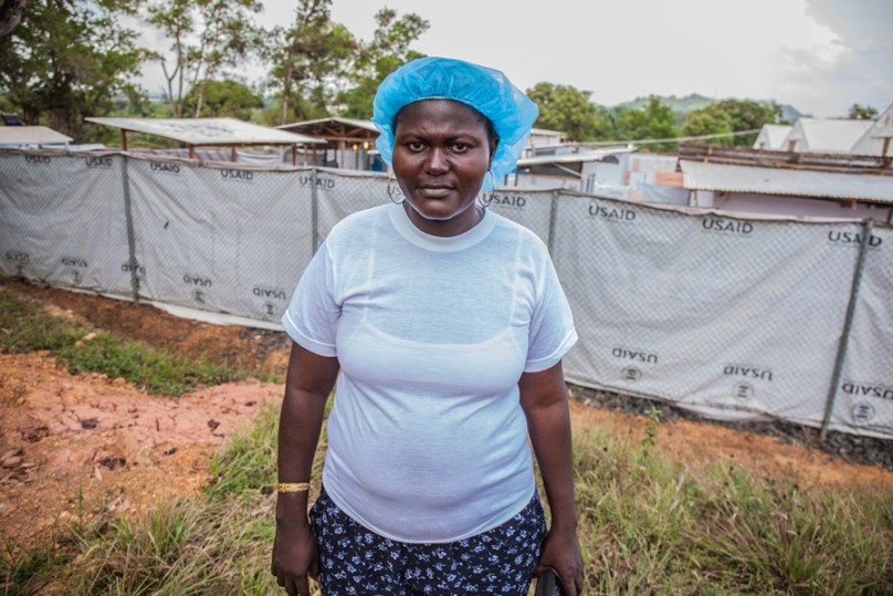 Fatee Sheriff foran ebolasenteret hvor hun jobber. Foto: Reinier van Oorsouw - Beyond Borders Media.